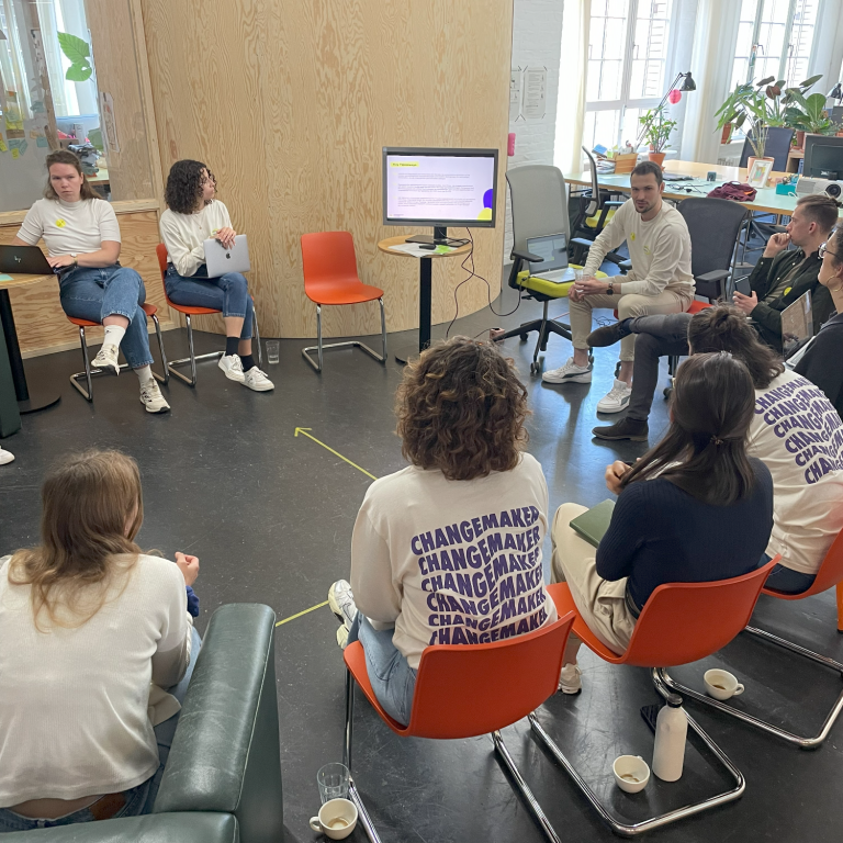 Konstantin Pfoser umgeben von Teilnehmenden bei einem Workshop für das Changemaker Akademie von Critical Friends.