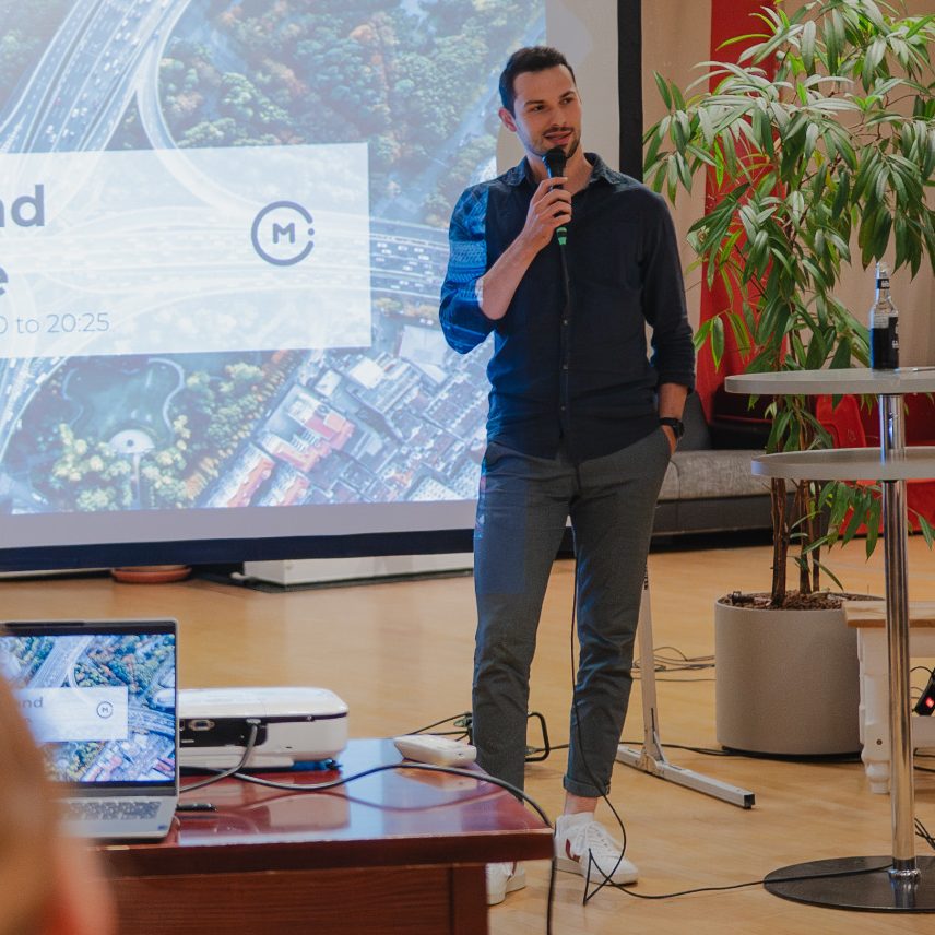 Konstantin Pfoser als Speaker auf einer Bühne